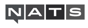 Logo mit den Buchstaben „NATS“ in fetter weißer Schrift innerhalb separater dunkelgrauer Quadrate. Das „N“-Quadrat weist in der unteren linken Ecke eine Sprechblasenspitze auf.