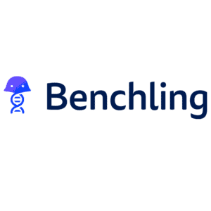 Benchling-Logo mit einem blauen DNA-Strang, der die Basis eines Laborhelms bildet, gefolgt von dem Wort Benchling in dunkelblauer Schrift auf transparentem Hintergrund.