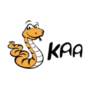 Eine Cartoon-Schlange mit orangefarbenen und weißen Streifen, die mit hochgezogenen Augenbrauen lächelt, steht neben dem Wort KAA, das in fetten, verspielten schwarzen Buchstaben geschrieben ist. Der Hintergrund ist transparent.