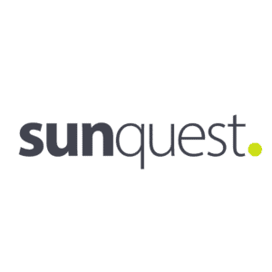 Das Logo zeigt das Wort sunquest in schwarzen Kleinbuchstaben auf transparentem Hintergrund, mit einem gelben Punkt am Ende des Textes nach quest.