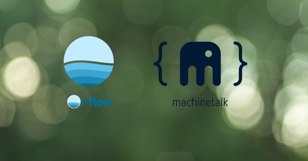 Ein verschwommener grüner Hintergrund mit zwei Logos: links ein kreisförmiges blaues Wasserlogo mit der Aufschrift i-flow, rechts ein stilisiertes blaues Elefantenkopflogo mit geschweiften Klammern mit der Aufschrift machinetalk.