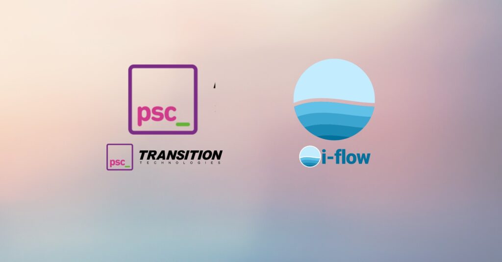 Ein verschwommener pastellfarbener Hintergrund mit drei Logos: psc_ in einem violetten Quadrat; psc_ TRANSITION TECHNOLOGIES mit demselben violetten Quadrat; und ein blaues kreisförmiges Logo mit Wellen und dem Text i-flow.
