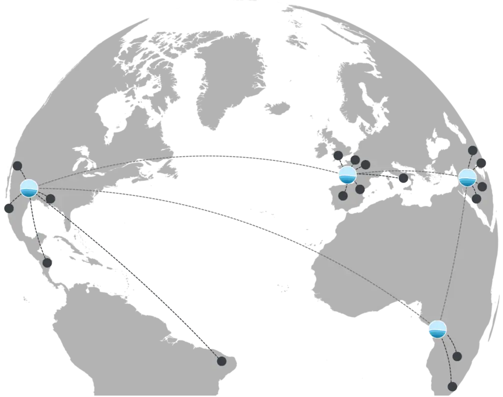 Ein in Graustufen dargestellter Globus verdeutlicht die Netzwerkverbindungen zwischen Nordamerika, Südamerika, Europa und Asien anhand blauer Knotenpunkte und gepunkteter Linien, die den internationalen Datenverkehr bzw. Datenaustausch über den i-flow Hub veranschaulichen.