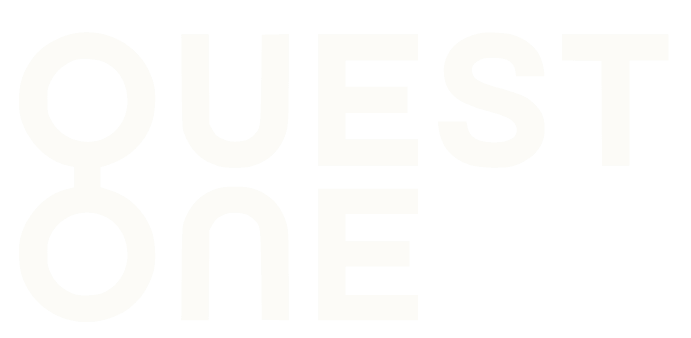 Auf weißem Hintergrund steht in großer, hellgrauer Schrift „QUEST ONE“. Diese dezente und zurückhaltende Gestaltungswahl spiegelt den nahtlosen Charakter der IT-zu-IT-Integration wider – fast unsichtbar und doch unverzichtbar für ein reibungsloses und einheitliches Erlebnis. Der Text ist aufgrund des geringen Kontrasts zum Hintergrund kaum zu erkennen.